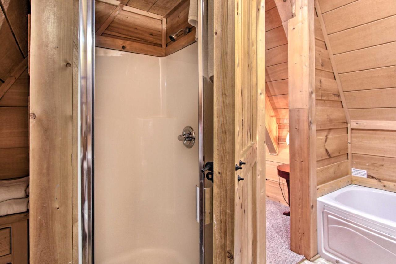 Вилла A-Frame Cabin With Hot Tub Less Than 1 Mi To Ober Гатлинбург Экстерьер фото